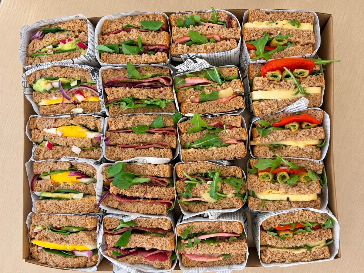 Sandwich Box Imbryka: sandwicze na ciemnym pieczywie z jajkiem, awokado i pastrami